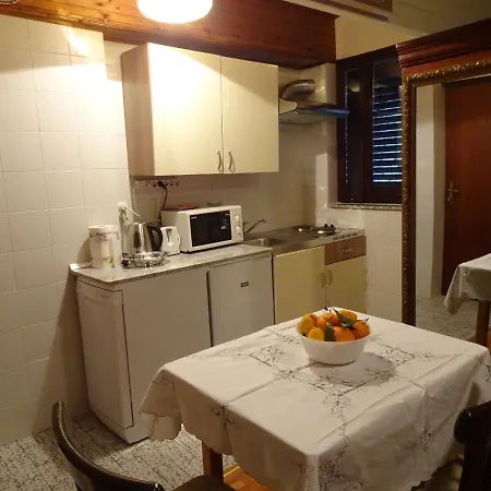 Edi - Captain's House Apartman *